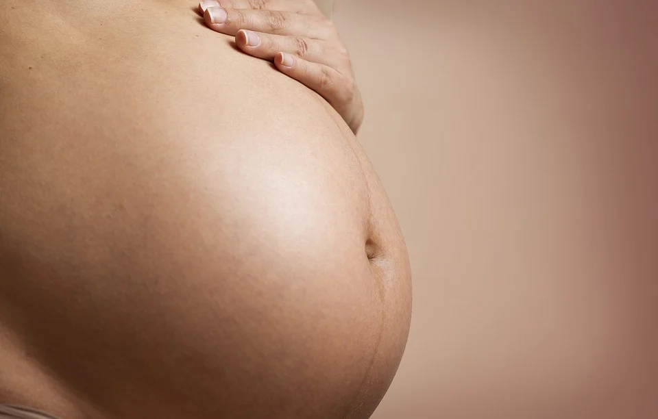 Gros ventre de femme enceinte