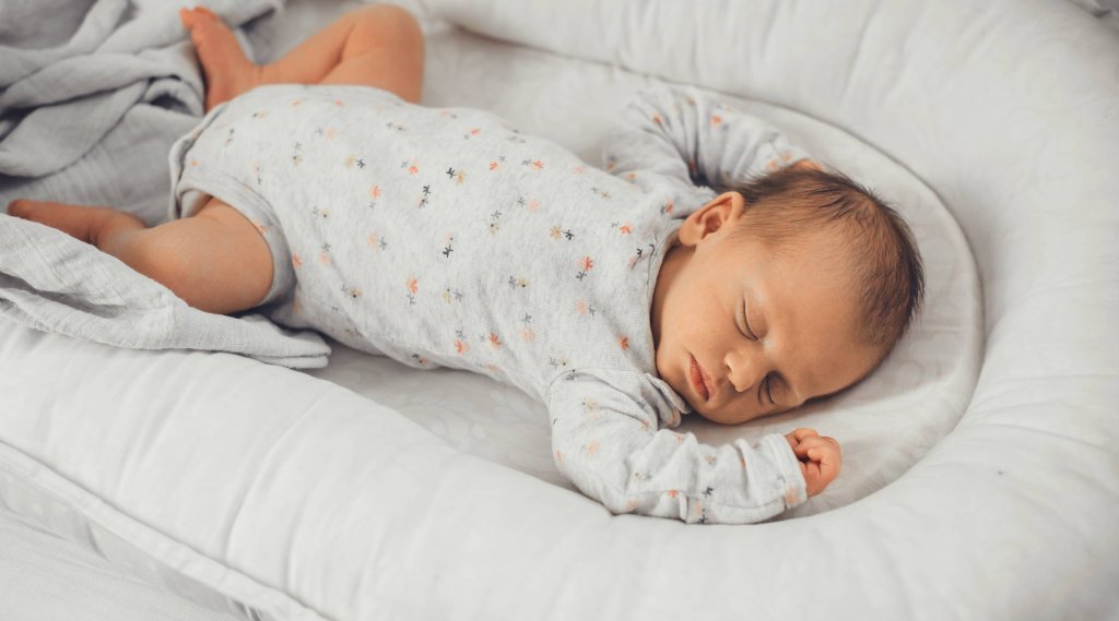 Un coussin ergonomique permet au bébé de conserver une position idéale pendant le sommeil